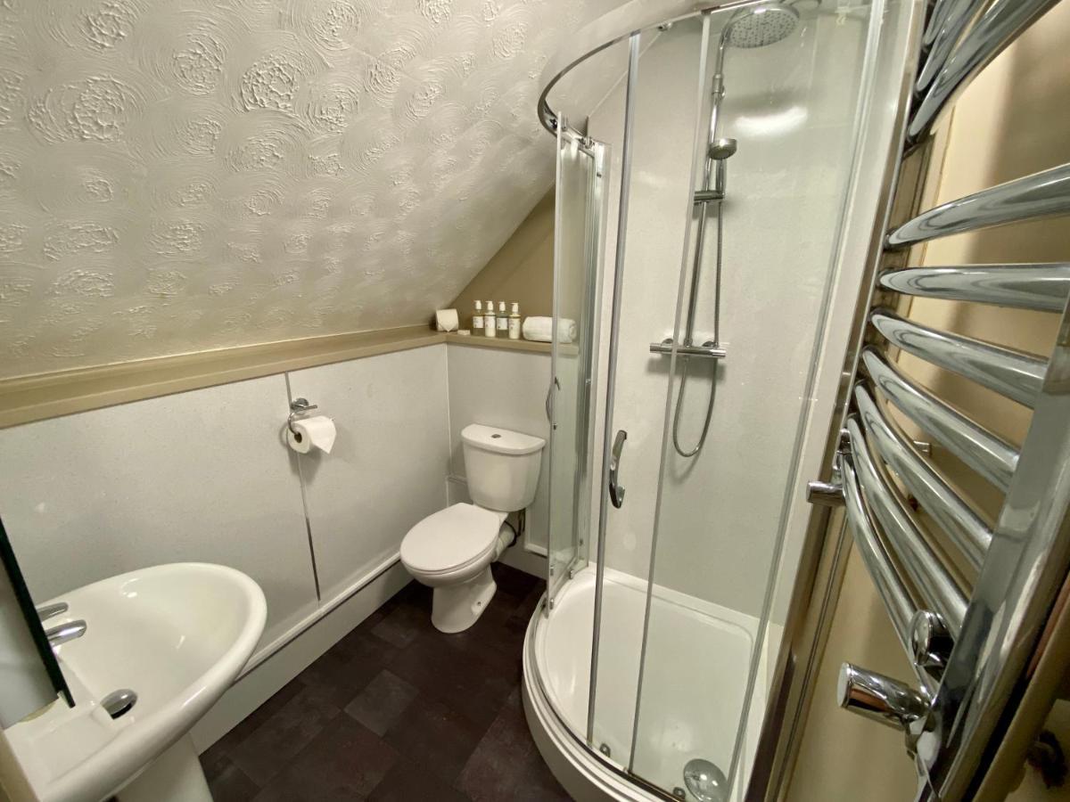 The Lion At West Pennard Hotel Ngoại thất bức ảnh A shower cubicle